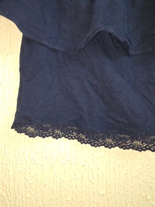 Top crop Bershka volante y encaje