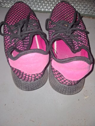 Zapatillas deportivas rosas y negras