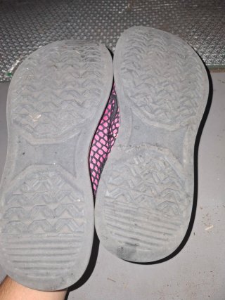 Zapatillas deportivas rosas y negras