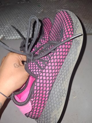 Zapatillas deportivas rosas y negras