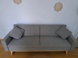 Sofá cama gris tela y madera