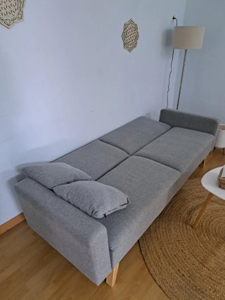 Sofá cama gris tela y madera