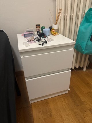 Mesita de noche blanca