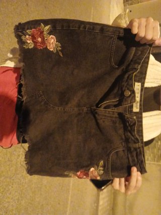 Falda vaquera negra bordada flores