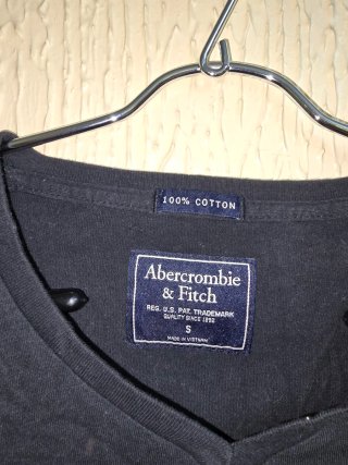 Camiseta Abercrombie & Fitch Negra Cuello V