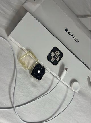 Apple Watch SE (2ª Gen) con muchos accesorios