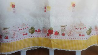 Cortina de cocina con estampado de fresas