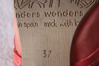 Zapatos de tacón rojos y marrones