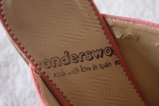 Zapatos de tacón rojos y marrones