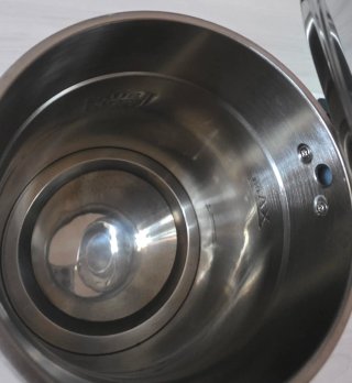 Hervidor de agua eléctrico negro