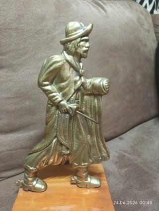 Estatua de bronce hombre con sombrero