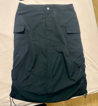 Falda midi negra cargo con cordones