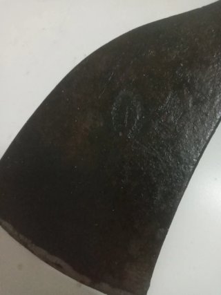 Hacha antigua de metal y madera