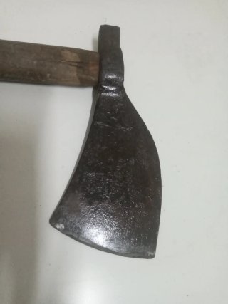 Hacha antigua de metal y madera