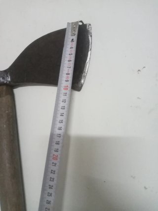 Hacha antigua de metal y madera