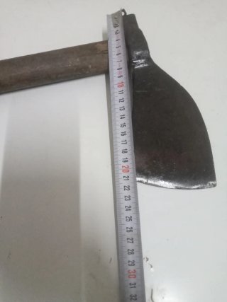 Hacha antigua de metal y madera