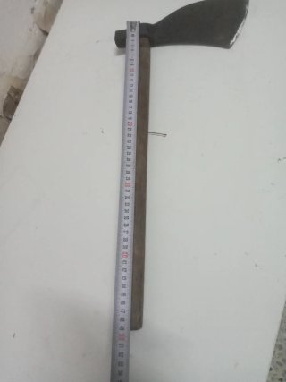 Hacha antigua de metal y madera