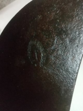 Hacha antigua de metal y madera