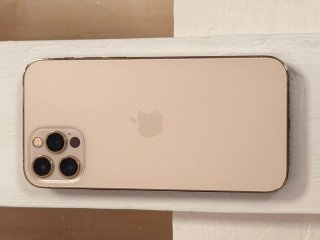 IPhone 12 pro. Teléfono Móvil Apple rosa, dorado.