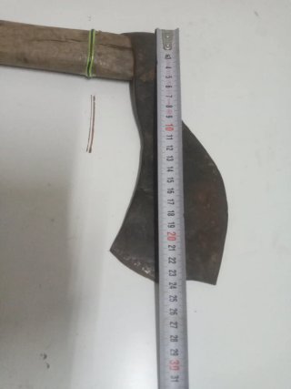Hacha de mano antigua