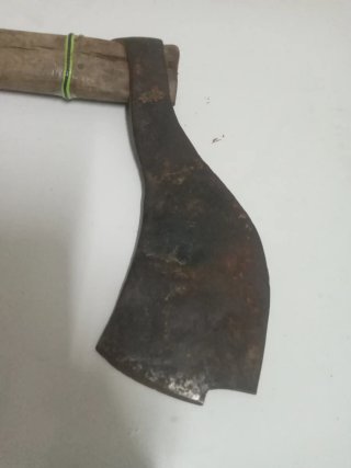 Hacha de mano antigua