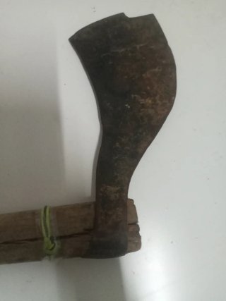 Hacha de mano antigua