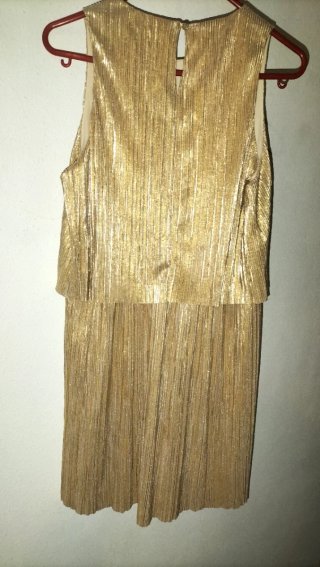 Vestido de fiesta dorado sin mangas