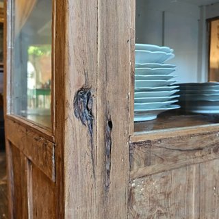 Alacena auxiliar de madera y cristal
