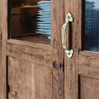 Alacena auxiliar de madera y cristal