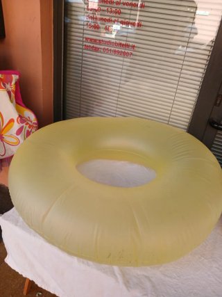 Salvagente gigante giallo