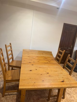 Mesa extensible de madera con 4 sillas