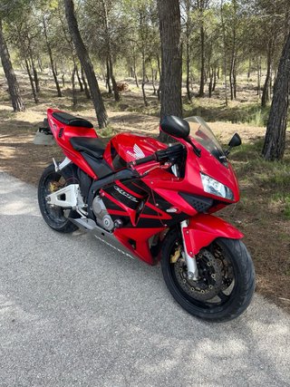 Honda CBR 600 RR Roja y Negra