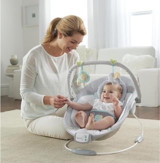 Ingenuity hamaca bebé con vibraciones y juguetes