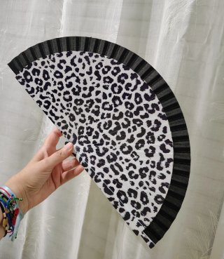 Abanico exclusivo con estampado de leopardo