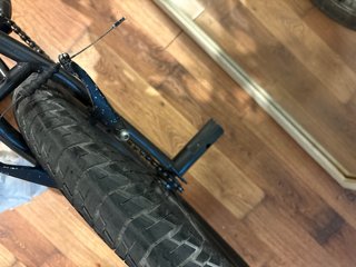 Bicicleta BMX negra negociable