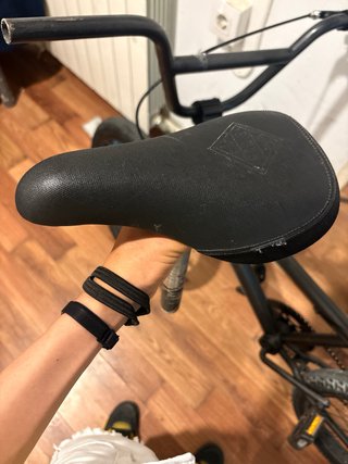 Bicicleta BMX negra negociable