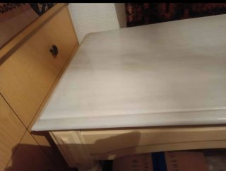 Mesa de mármol blanco y madera