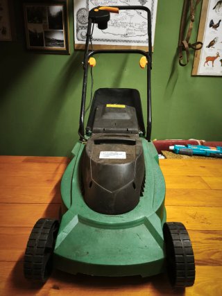 Cortacésped eléctrico verde