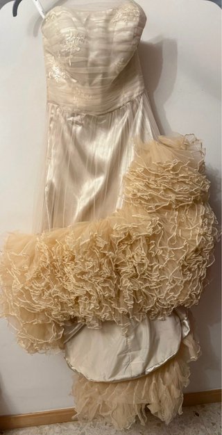 Vestido de fiesta beige con volantes