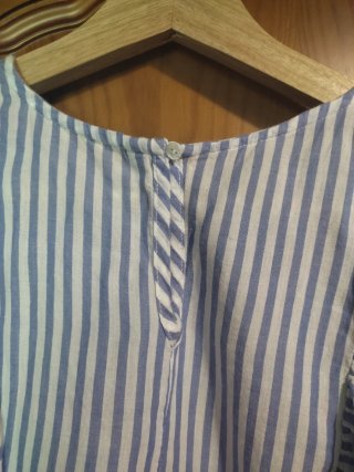 Camisa de rayas con volantes y bordado