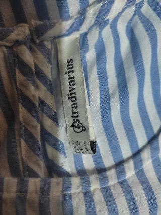 Camisa de rayas con volantes y bordado