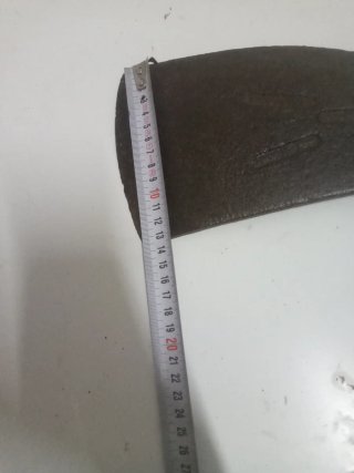 Hacha antigua de metal y madera