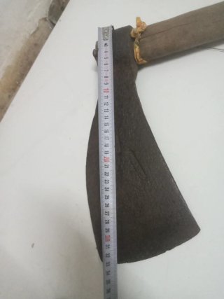 Hacha antigua de metal y madera