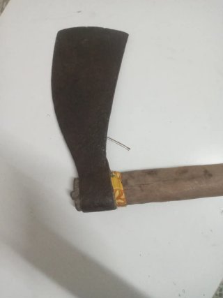Hacha antigua de metal y madera
