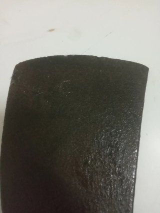 Hacha antigua de metal y madera