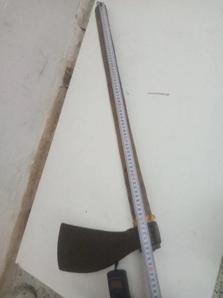 Hacha antigua de metal y madera