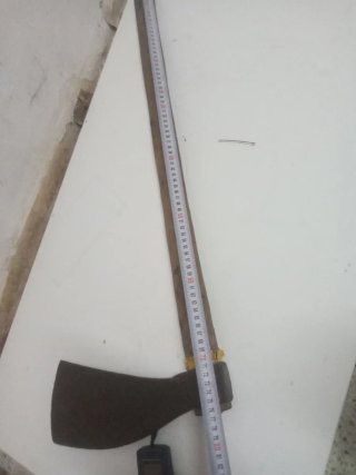 Hacha antigua de metal y madera