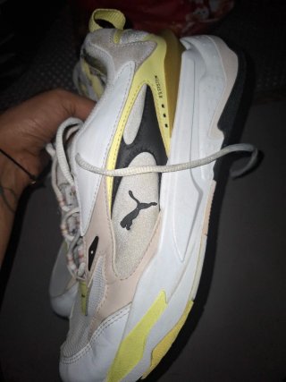 Zapatillas Puma Blancas y Amarillas