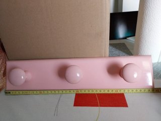 Perchero rosa de madera