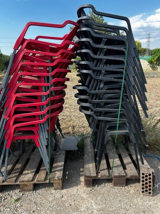 Sillas de terraza apilables (rojas y negras)